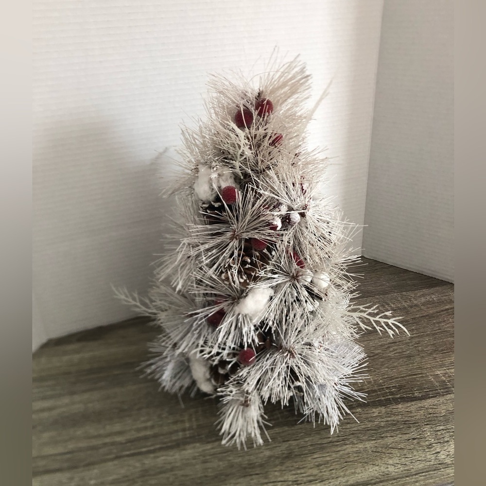 Vtg Festive White and Red Berry Holiday Tree